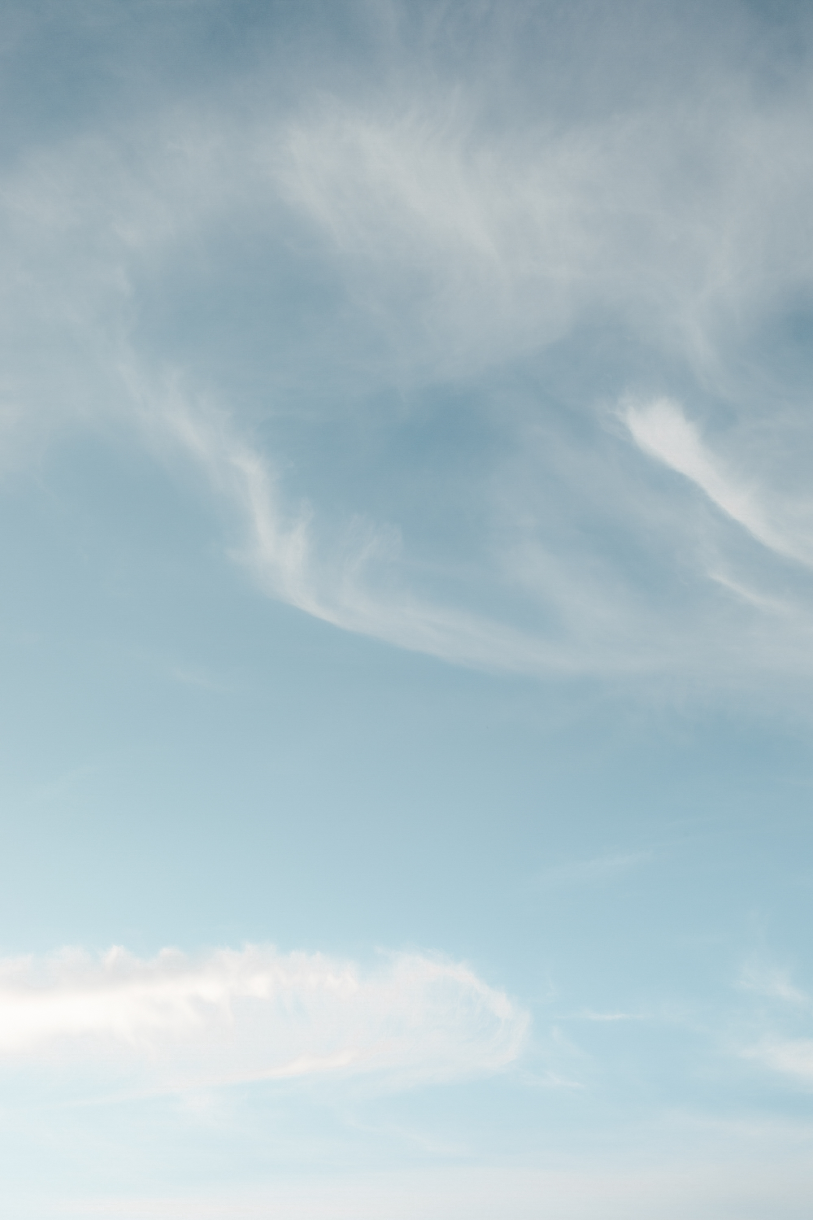 Zarte Schleierwolken an einem hellblauen Himmel